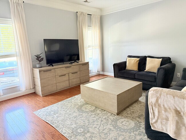 Building Photo - 607 Lake Forest Road