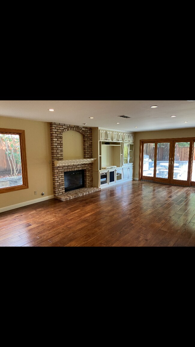 Building Photo - 659 Sun Tree Ct