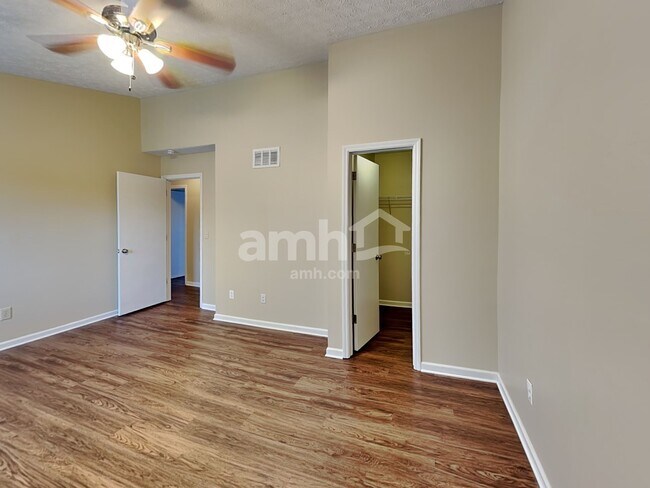 Building Photo - 8612 Oak Creek Dr