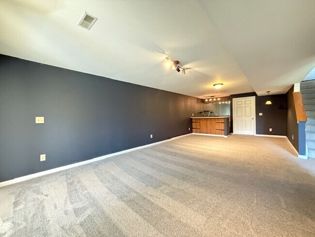 Building Photo - Triple Crown 2 bed 2 1/2 bath