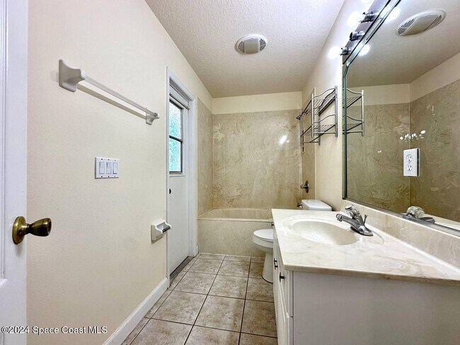 Building Photo - 565 Limerick Dr