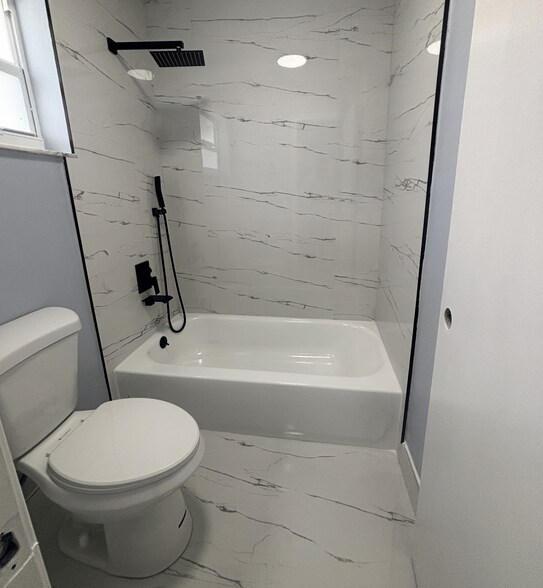 Building Photo - 814 SW 12th Pl