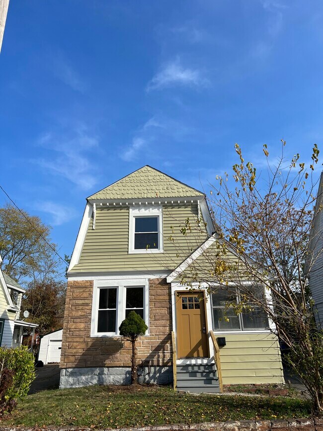 Building Photo - 1483 E 112th St