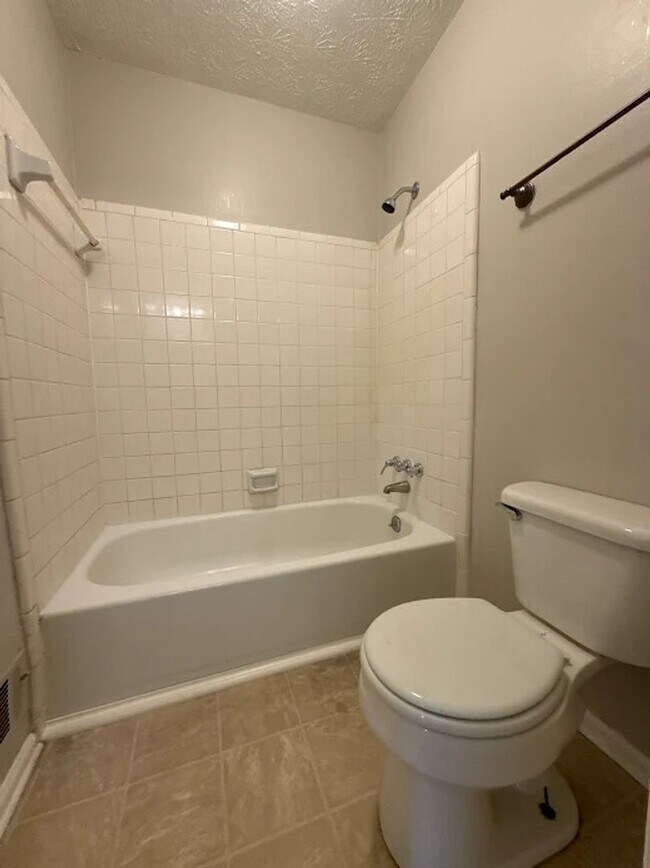 Building Photo - 3 Bed  2.5 bath in Stone Mountain!