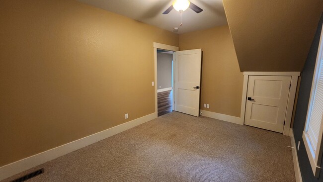 Building Photo - 3 Bedroom, 1 Bathroom Fully Remodeled Home...