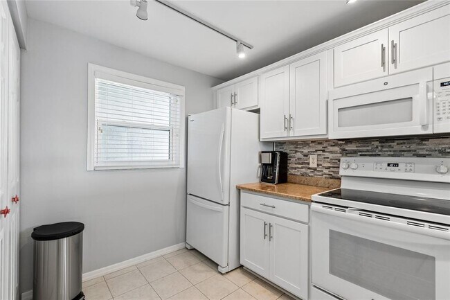 Building Photo - 719 Pinellas Bayway S