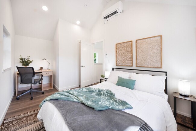 Building Photo - 11520 Roosevelt Way NE