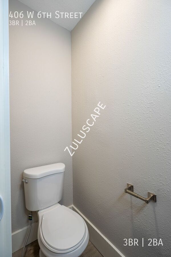 Building Photo - 406 W 6th St