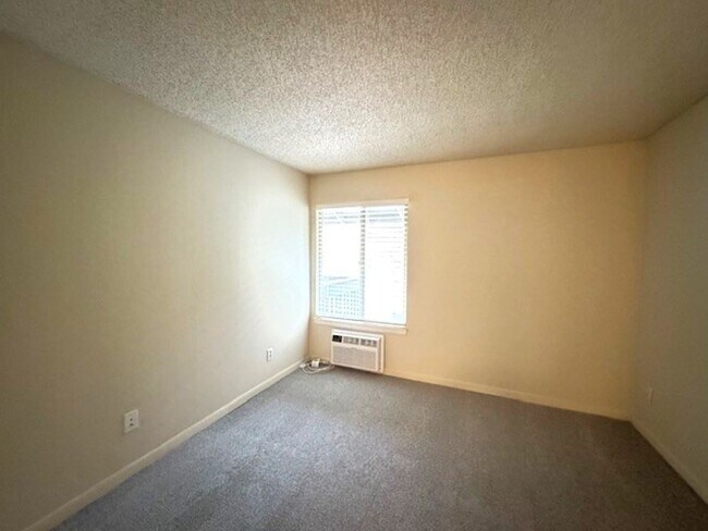 Building Photo - Beautiful upper level 1 bedroom, 1 bath unit in Station West