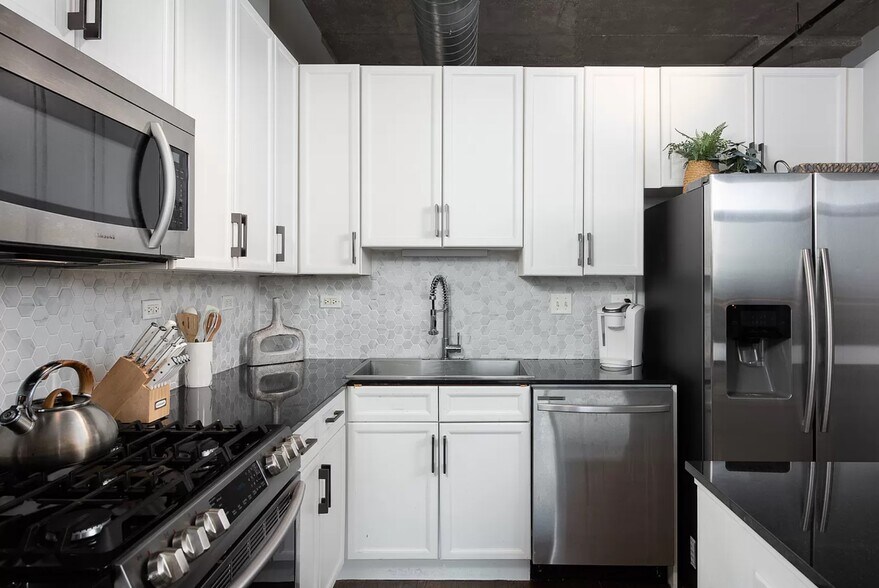 Building Photo - 519 N Clark St