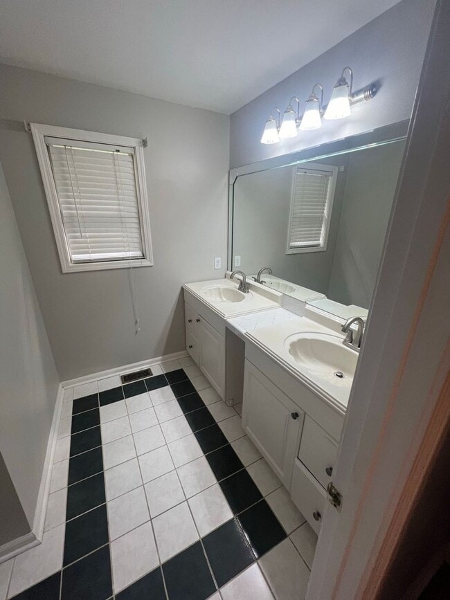 Building Photo - Charming 3-Bedroom, 2-Bath Home with Finis...