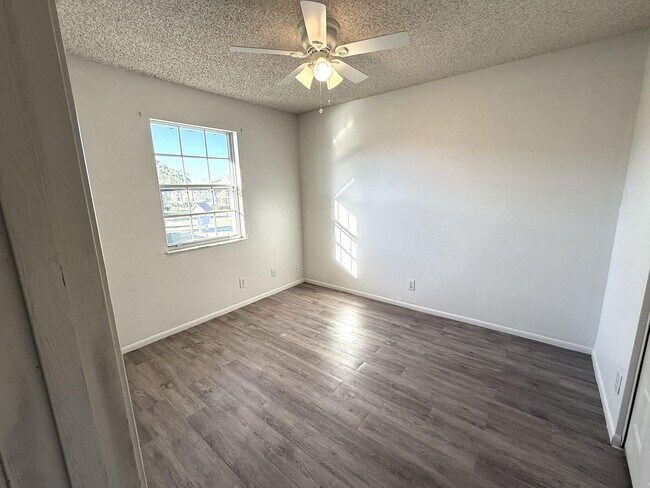 Building Photo - 1552 SE Royal Green Cir