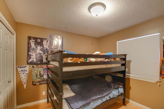 Building Photo - Cute 4 Bed 2.5 Bath home!