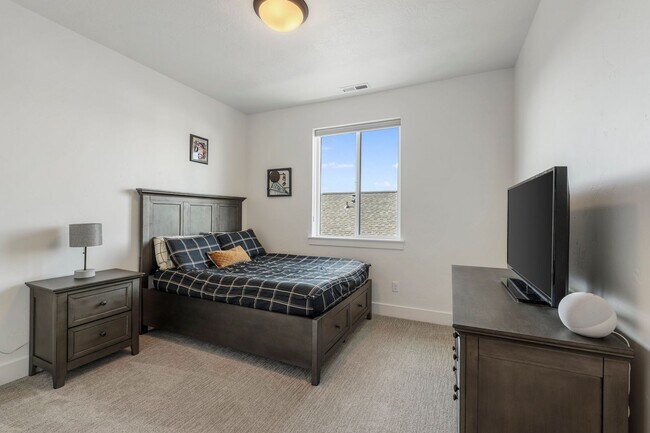 Building Photo - Beautiful 4 bed 2.5 bath home