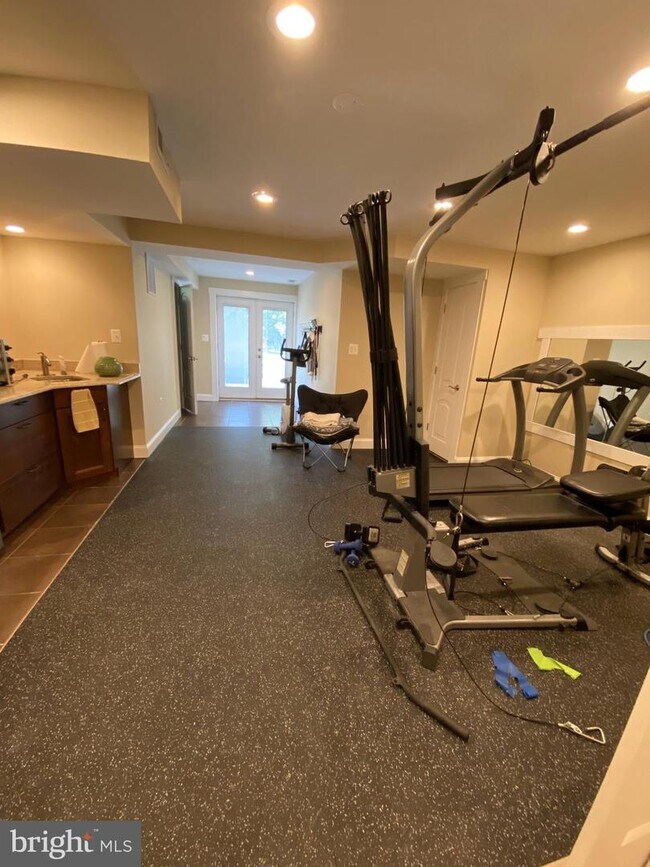 Building Photo - 6 Linden Ln