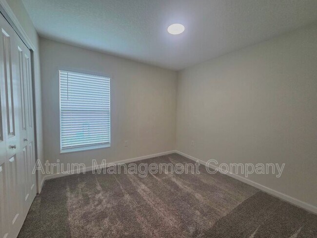 Building Photo - 327 Macarthur St