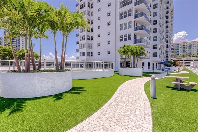 Building Photo - 3015 N Ocean Blvd