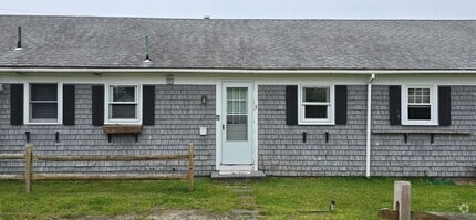Building Photo - Charming 3BR First-Floor Condo – Walk to B...