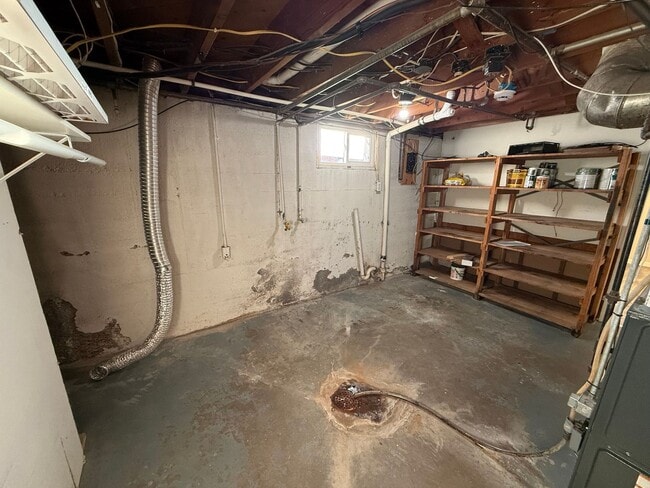 Building Photo - Two bedrooms, one quarter bathroom home, pet friendly, central air!