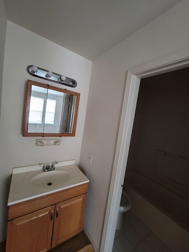 Building Photo - 2 Bedroom, 2.5 Bath Townhouse