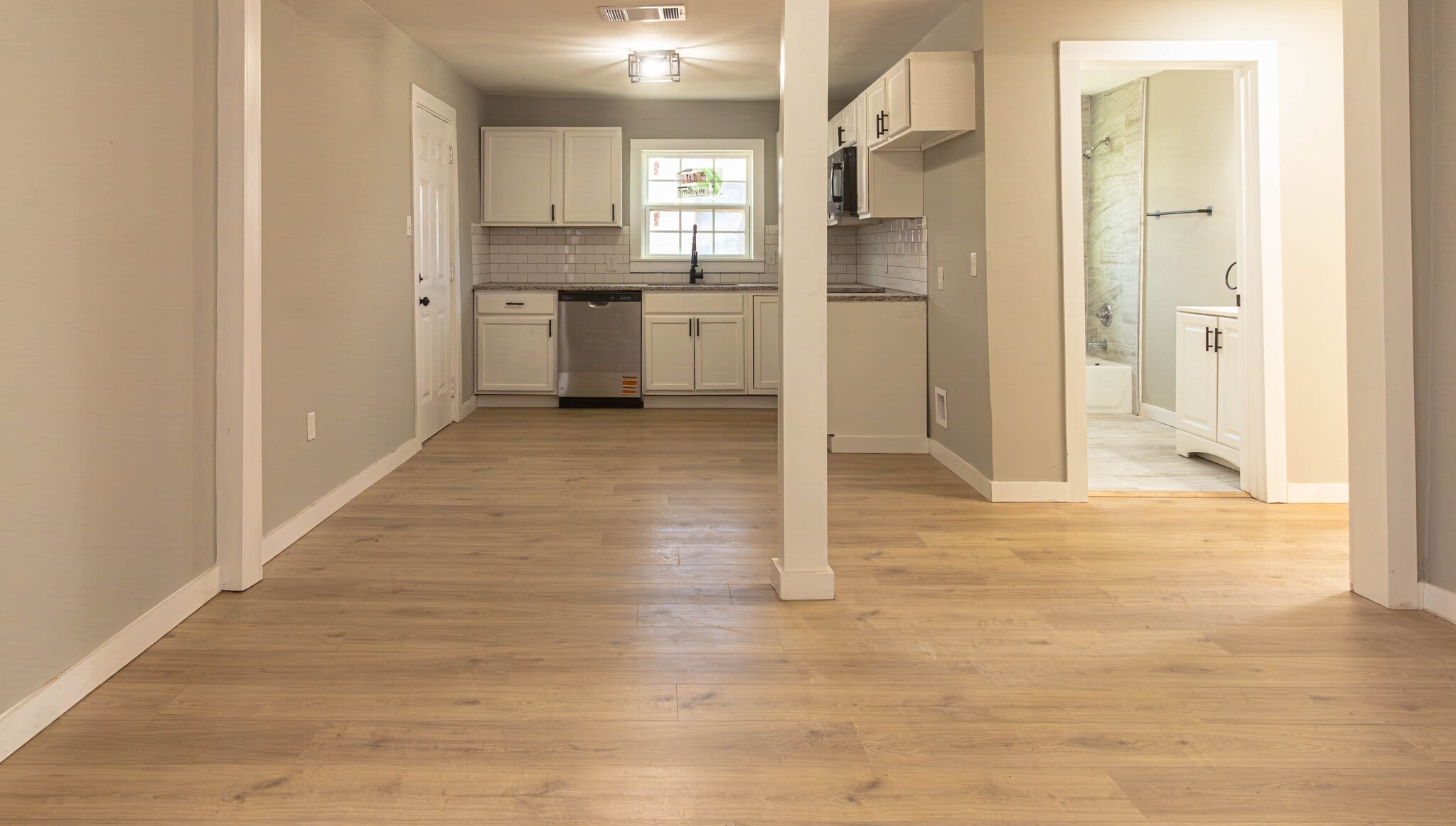 Building Photo - 981 W Oak St