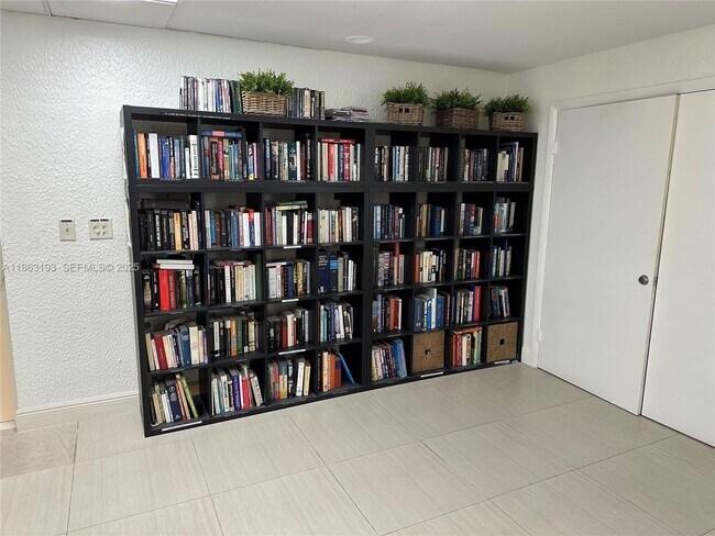 Building Photo - 400 Leslie Dr