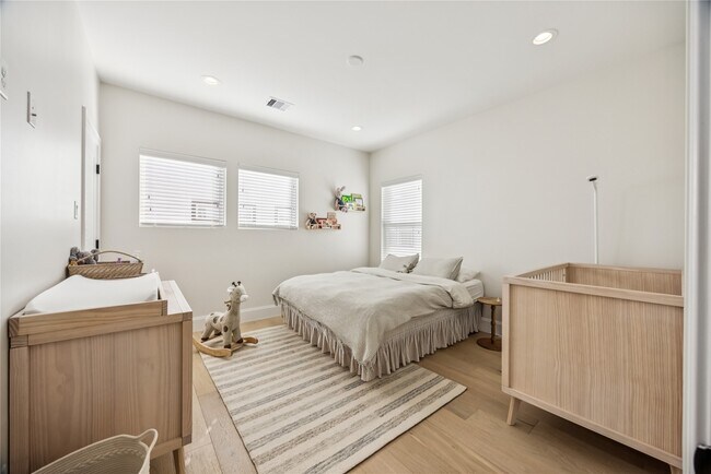 Building Photo - 1127 W 16th St