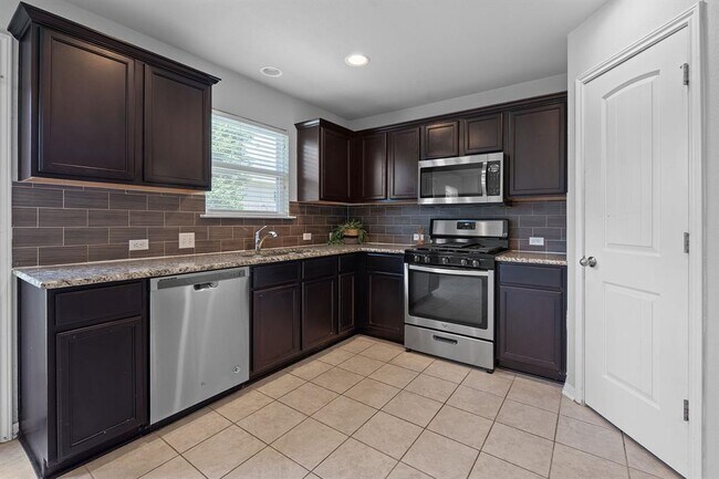Building Photo - 134 Friendship Oak Dr