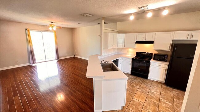 Building Photo - 949 Dekleva Dr