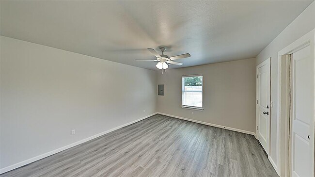 Building Photo - 11207 Howard Dr