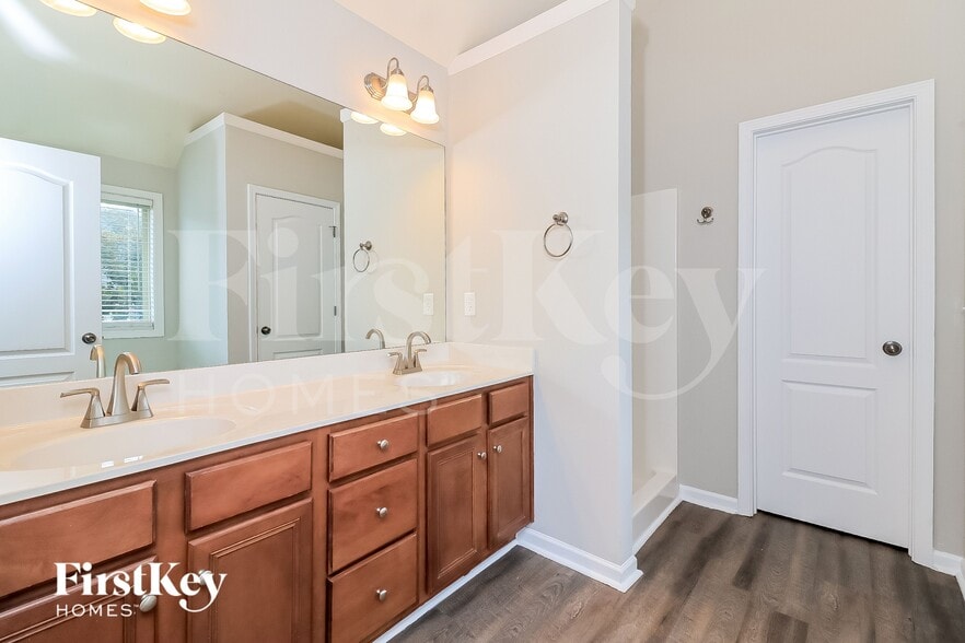 Building Photo - 427 Belmont Way