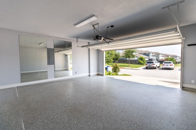 Building Photo - Amazing and peaceful 3/2.5 home in Austin!