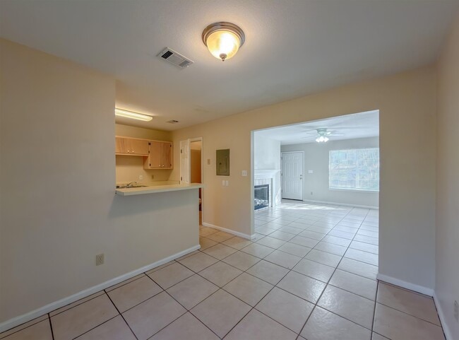 Building Photo - 696 Timberwood Cir E