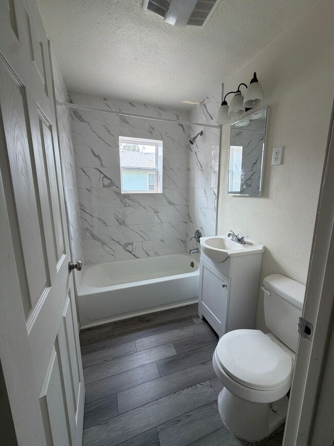 Building Photo - Freshly remodeled 3br 1ba, garage, LVP Flooring throughout.