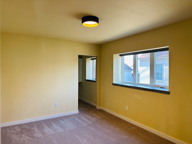 Building Photo - 605 Alderson Ave