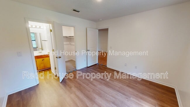 Building Photo - 111 Oakridge Cir