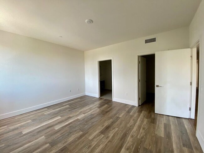 Building Photo - 5727 La Mirada Ave