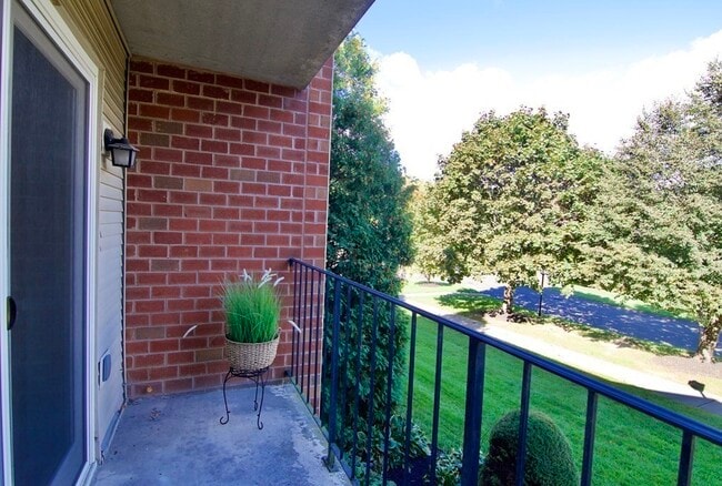 Building Photo - 22 Maple Crest Cir