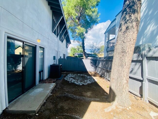 Building Photo - Washer/Dryer in Unit! Remodeled Townhome i...