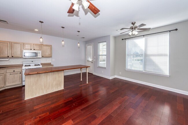 Building Photo - 3 Bedroom, 2.5 Bathroom Townhome in Oak Terrace Preserve - Park Circle