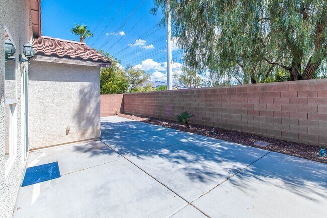 Building Photo - BEAUTIFUL SINGLE-STORY HOME LOCATED IN LAS...