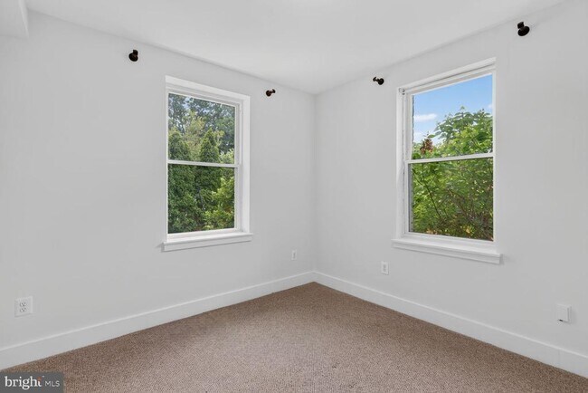 Building Photo - 809 Otis Pl NW