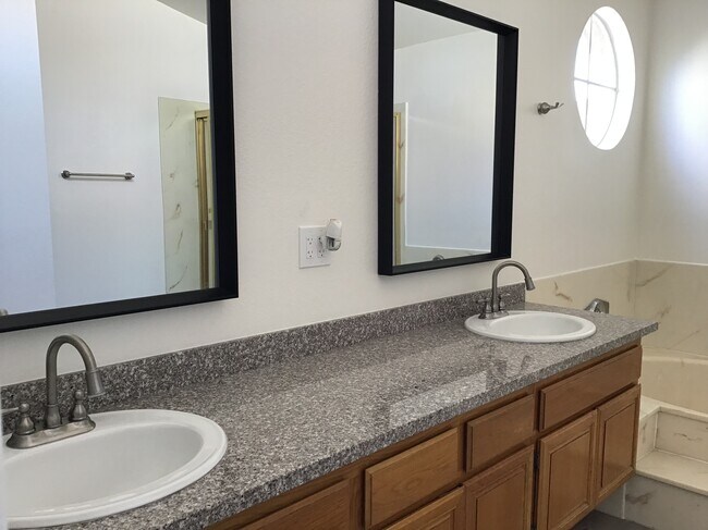 Double vanity in master bath - 20111 Cavern Ct