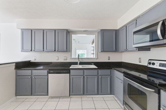 Building Photo - Covenient location in Fox Ridge subdivisio...
