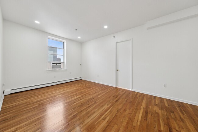 Building Photo - 319 Barrow St