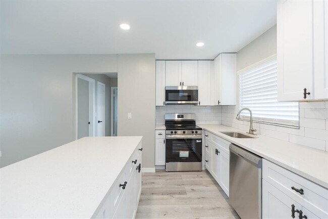 Building Photo - 7608 N Sanibel Cir