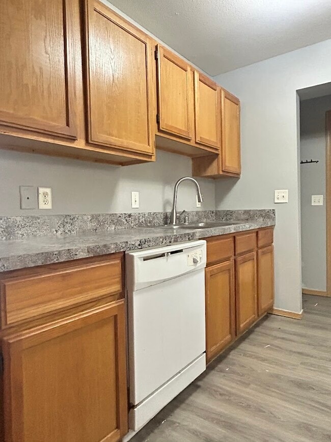 Building Photo - 807 Maple Dr