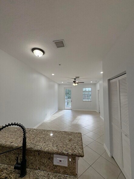 Building Photo - 129 E Bay Cedar Cir