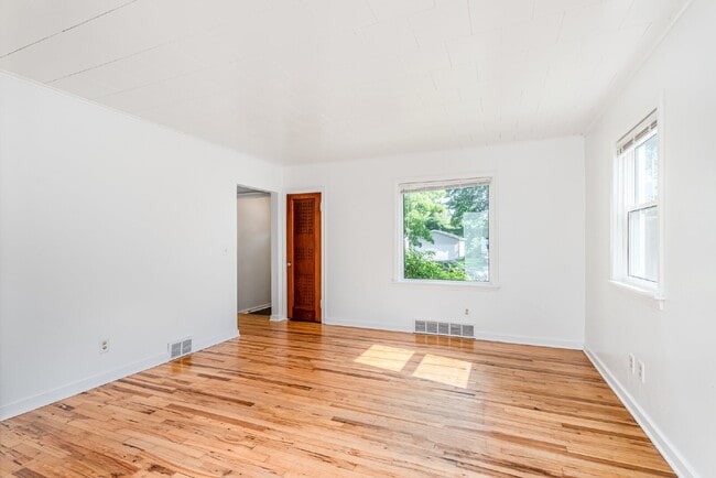 Building Photo - 2 Bedroom Duplex  $1050/Month