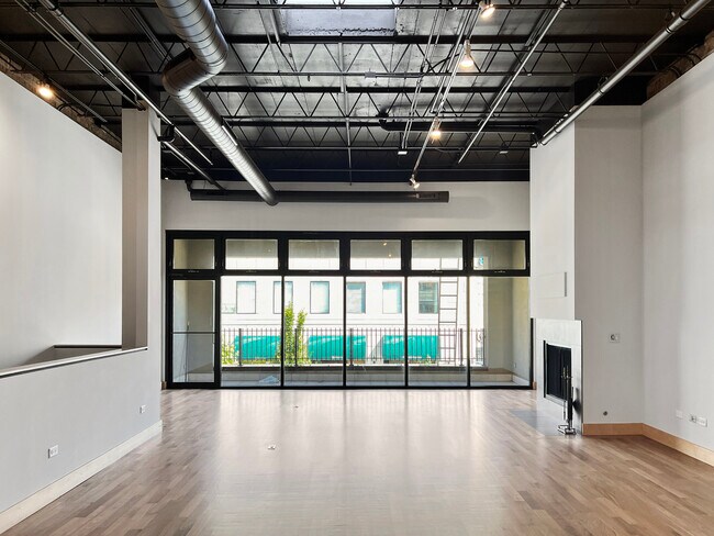Building Photo - 1107 Lake St